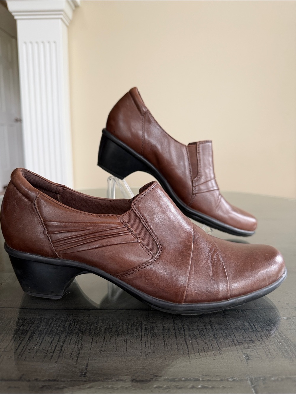 Clarks Brown Leather Upper Low Heel Slip-On Pumps. Womens Size 8.5 M